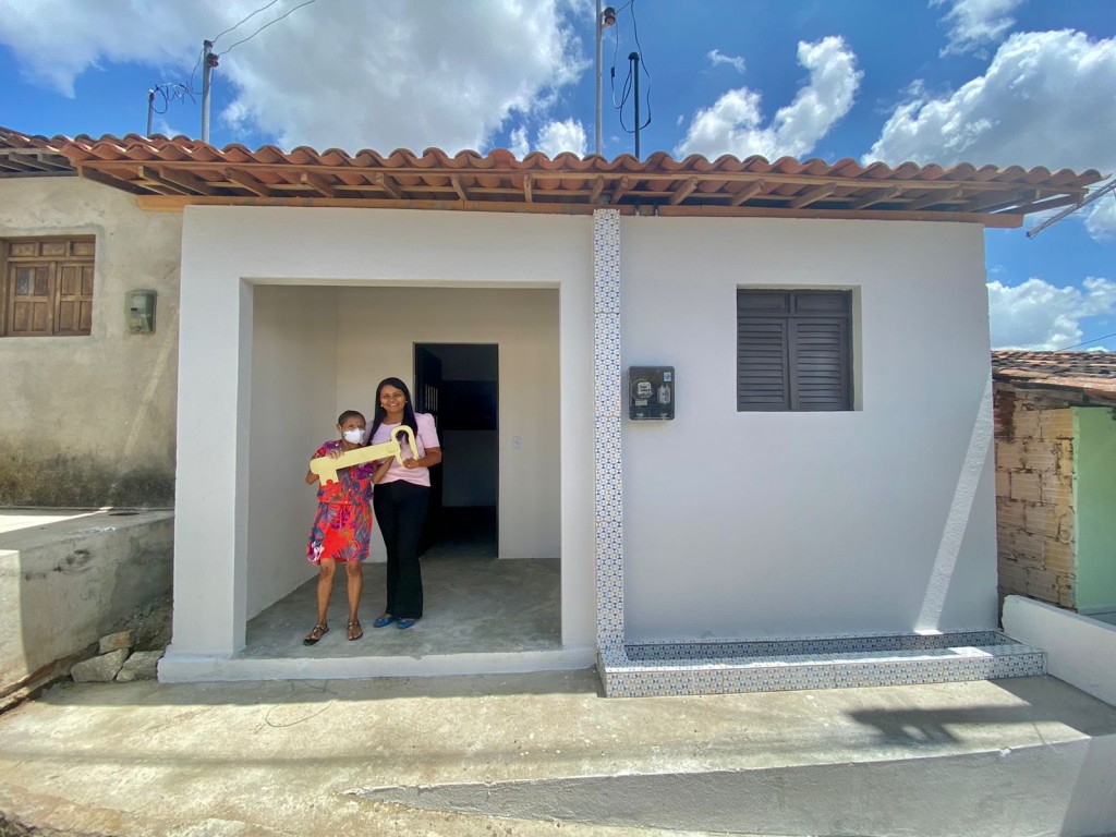Entrega mais uma casa  popular construída com recursos próprios do projeto “Família de Casa Nova”